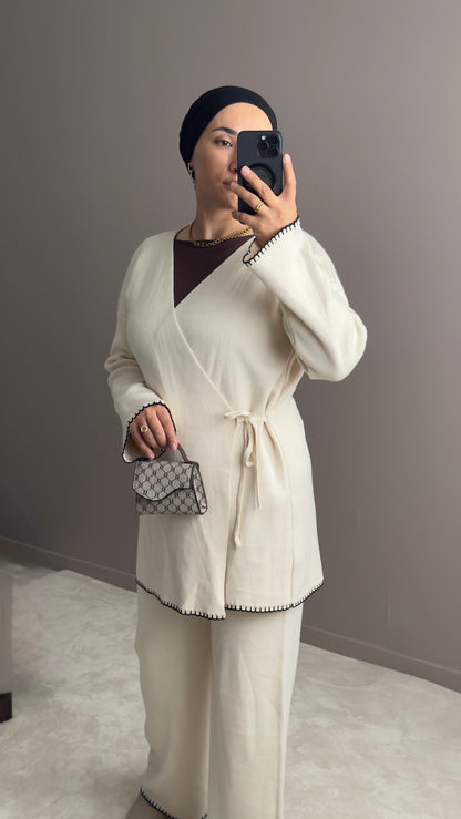 ENSEMBLE ELEGANTE AVEC DETAILS CONTRASTES