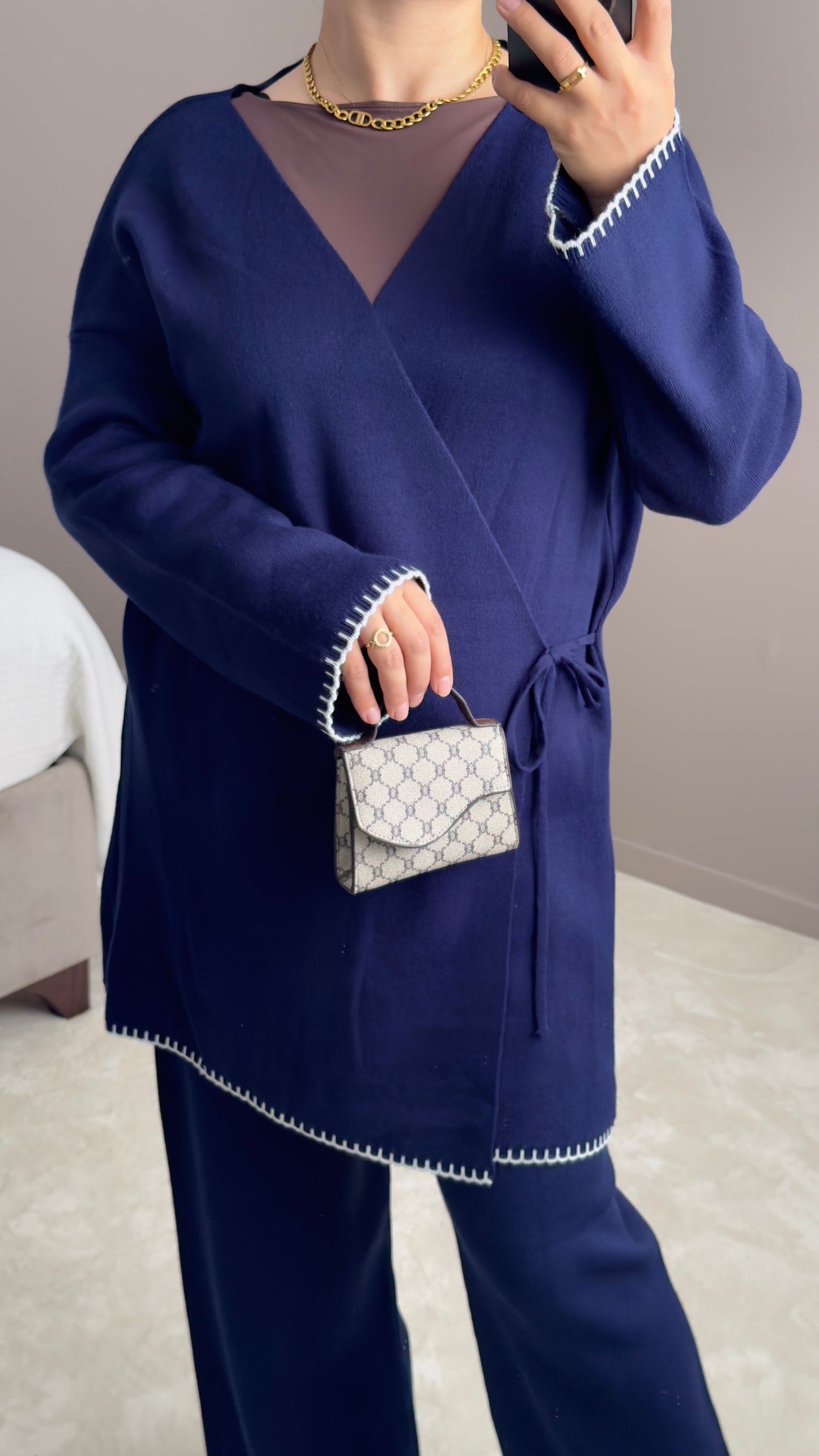 ENSEMBLE ELEGANTE AVEC DETAILS CONTRASTES