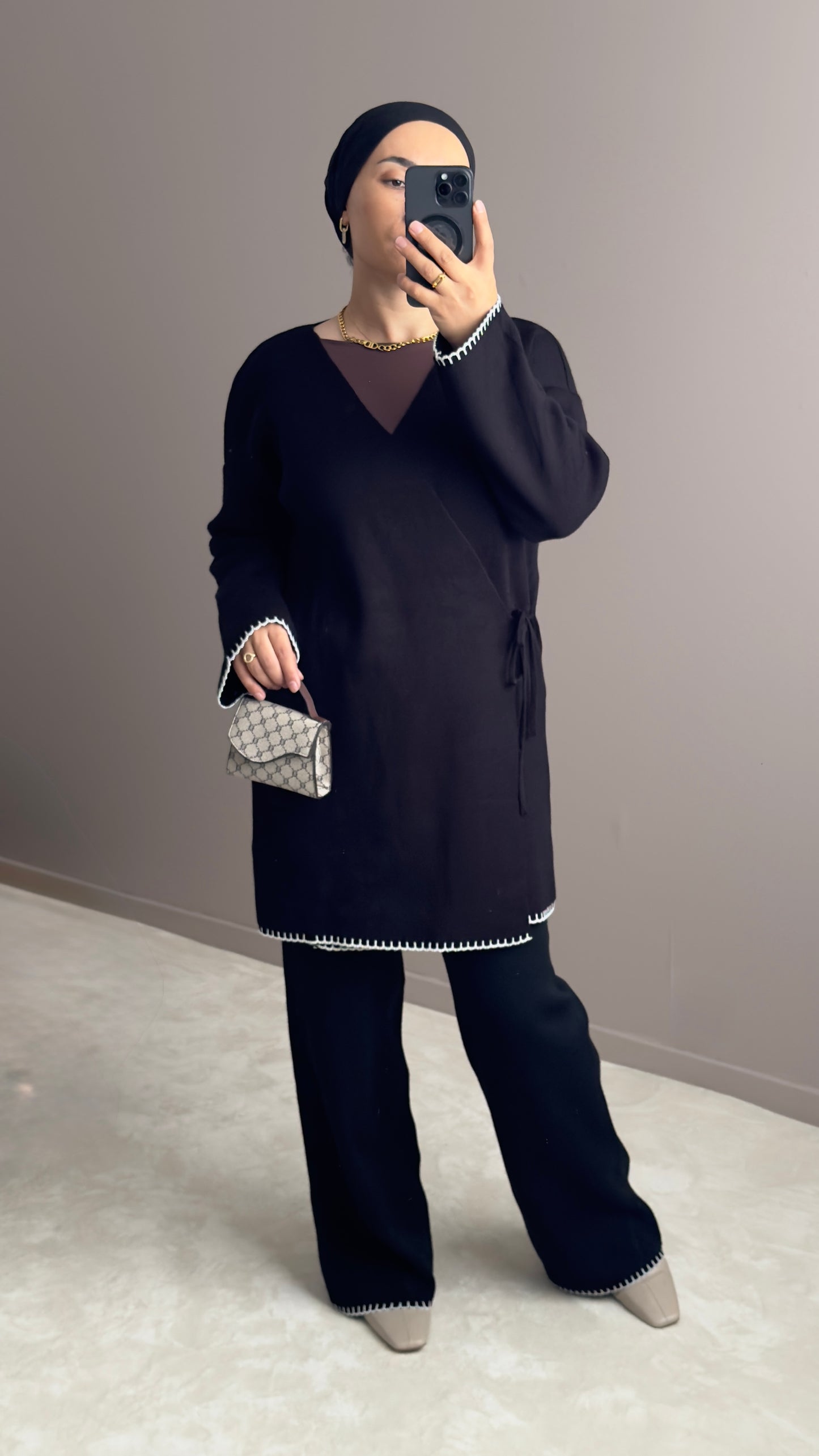 TENUE NOIRE ELEGANTE AVEC DETAILS CONTRASTES