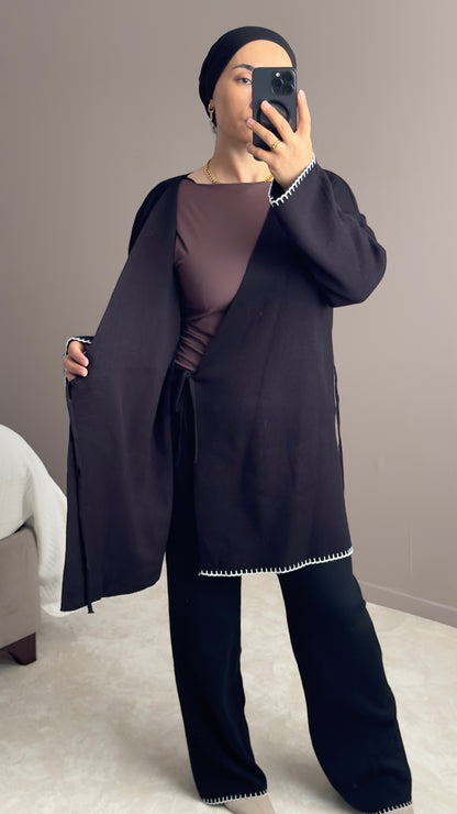 TENUE NOIRE ELEGANTE AVEC DETAILS CONTRASTES