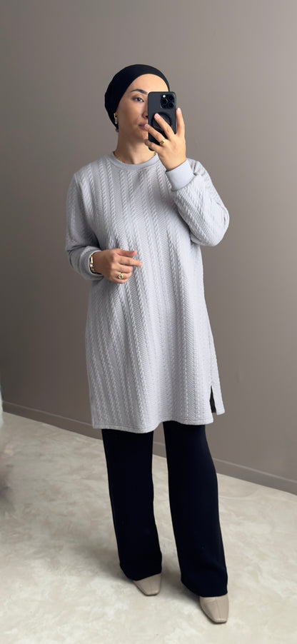 PULL LONG EN MAILE TORSADEE AVEC FENTES LATERALES