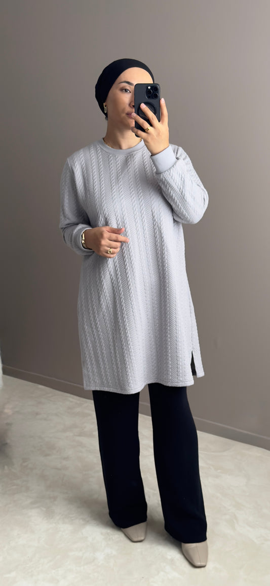 PULL LONG EN MAILE TORSADEE AVEC FENTES LATERALES