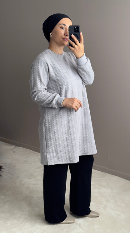 PULL LONG EN MAILE TORSADEE AVEC FENTES LATERALES