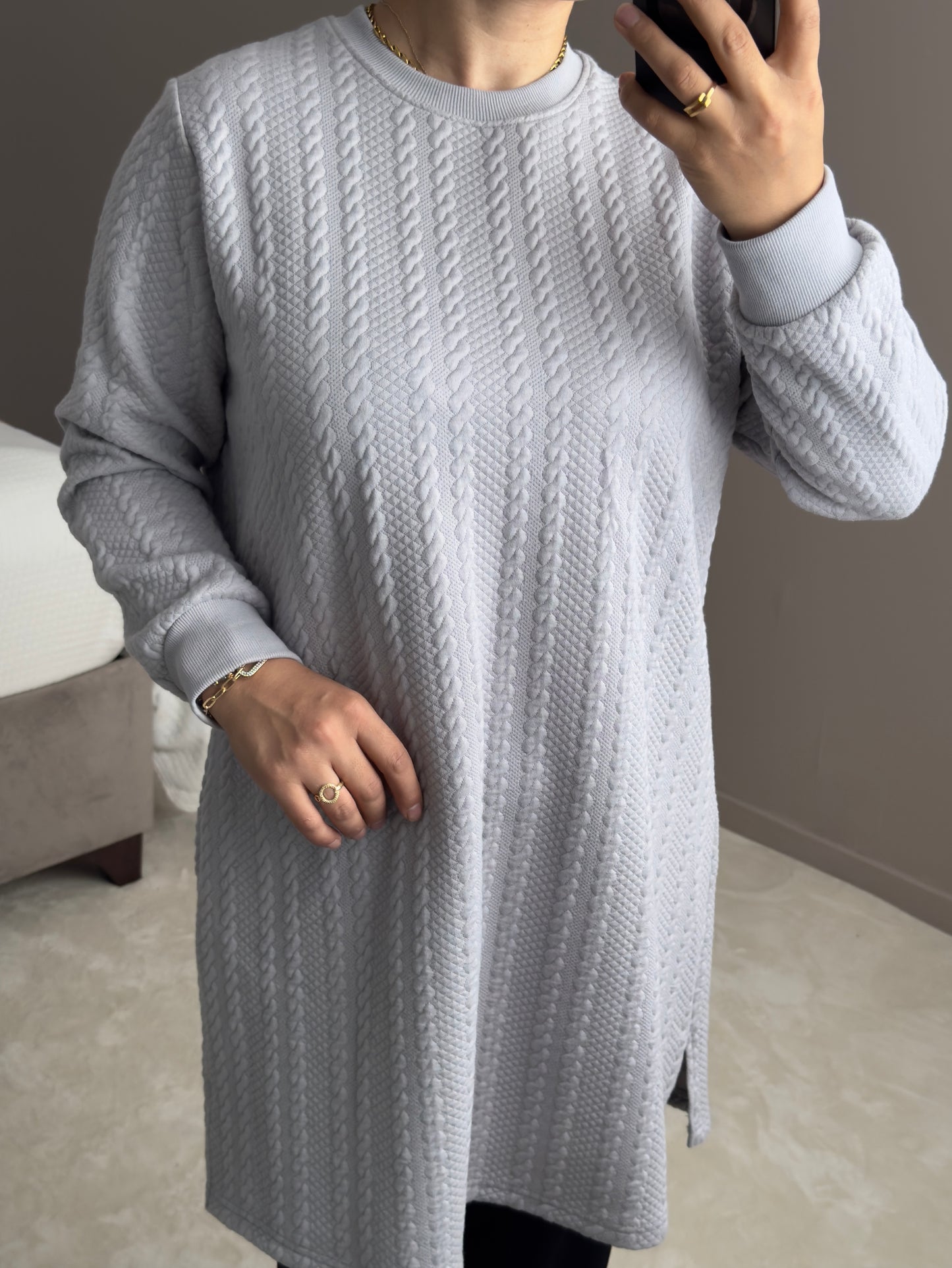 PULL LONG EN MAILE TORSADEE AVEC FENTES LATERALES