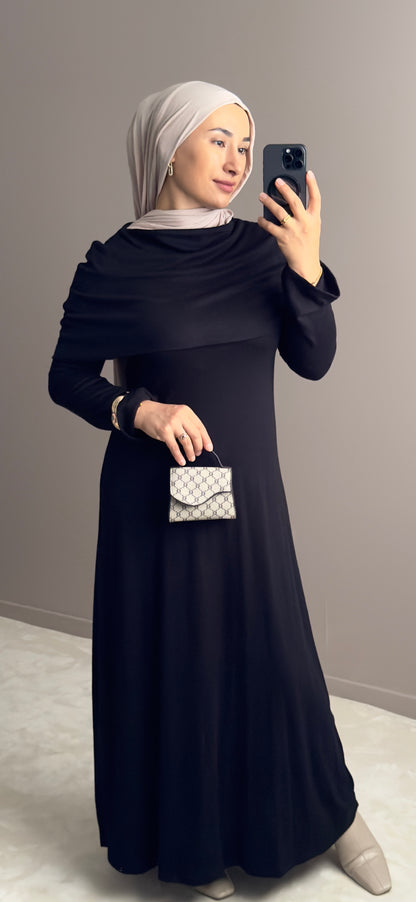 ROBE LONGUE NOIR ET CAPE DETACHABLE