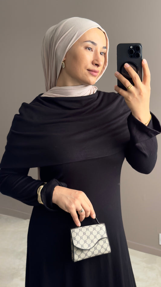 ROBE LONGUE NOIR ET CAPE DETACHABLE