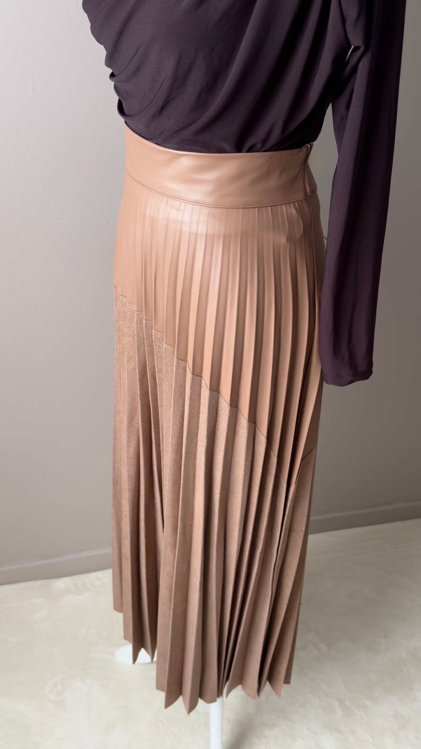Jupe plissée suédée et simili cuir femme – chic & branchée