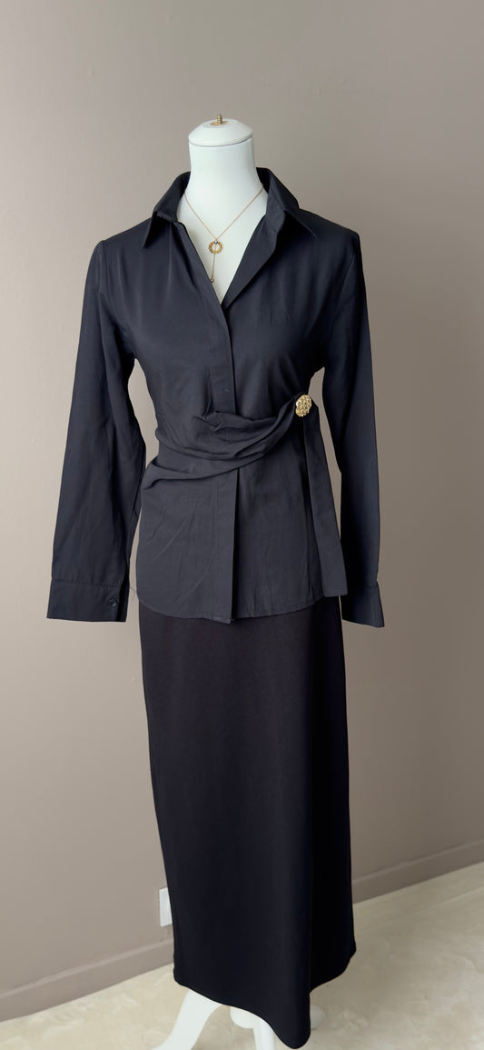 CHEMISE ELEGANTE NOIRE AVEC BROCHE