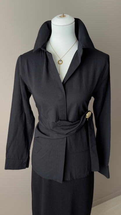 CHEMISE ELEGANTE NOIRE AVEC BROCHE