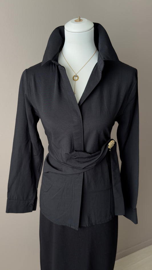 CHEMISE ELEGANTE NOIRE AVEC BROCHE