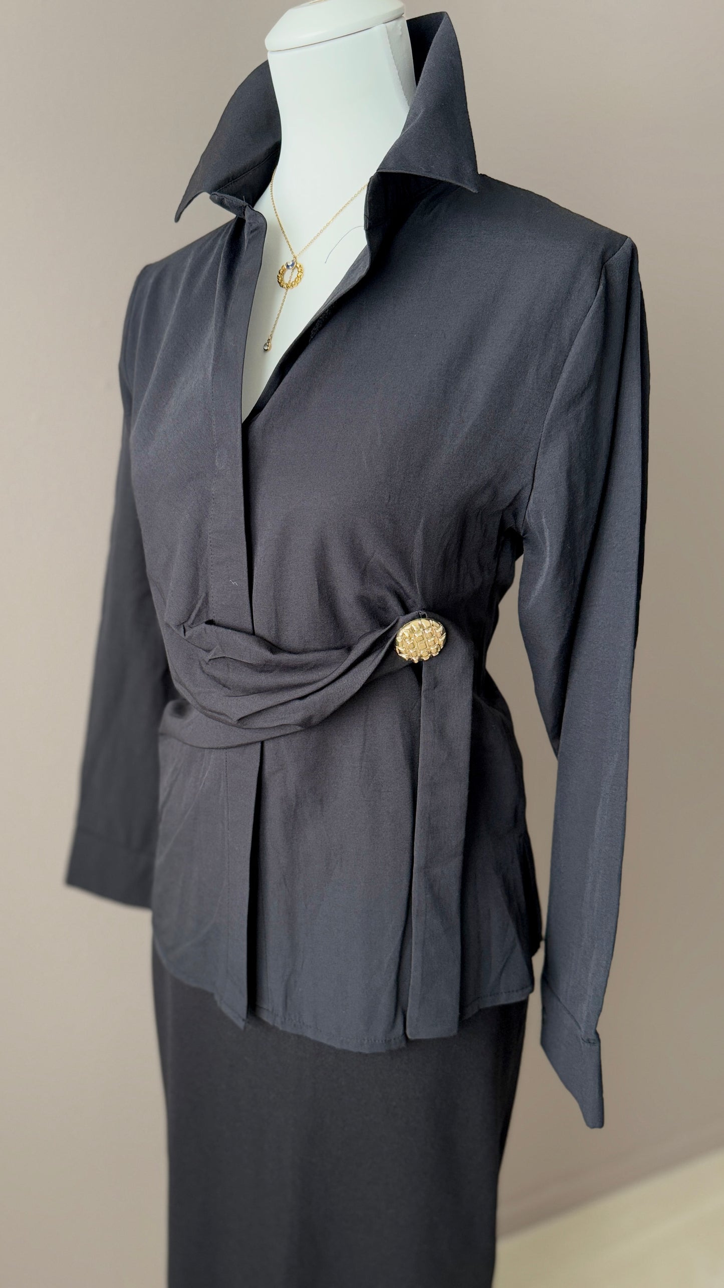 CHEMISE ELEGANTE NOIRE AVEC BROCHE