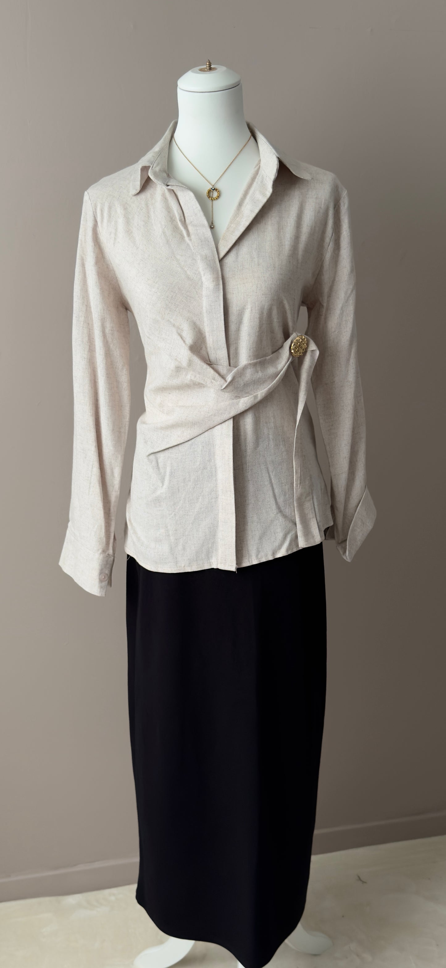 CHEMISE ELEGANTE BEIGE AVEC BROCHE