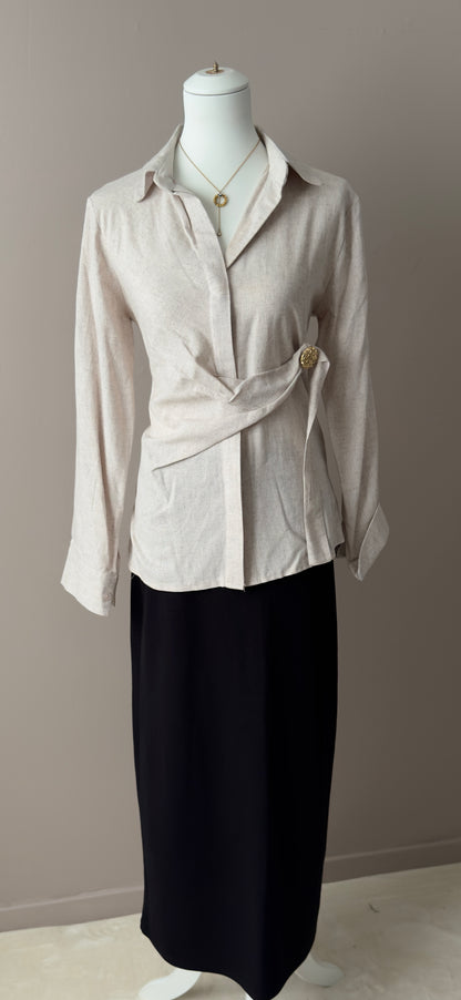 CHEMISE ELEGANTE BEIGE AVEC BROCHE