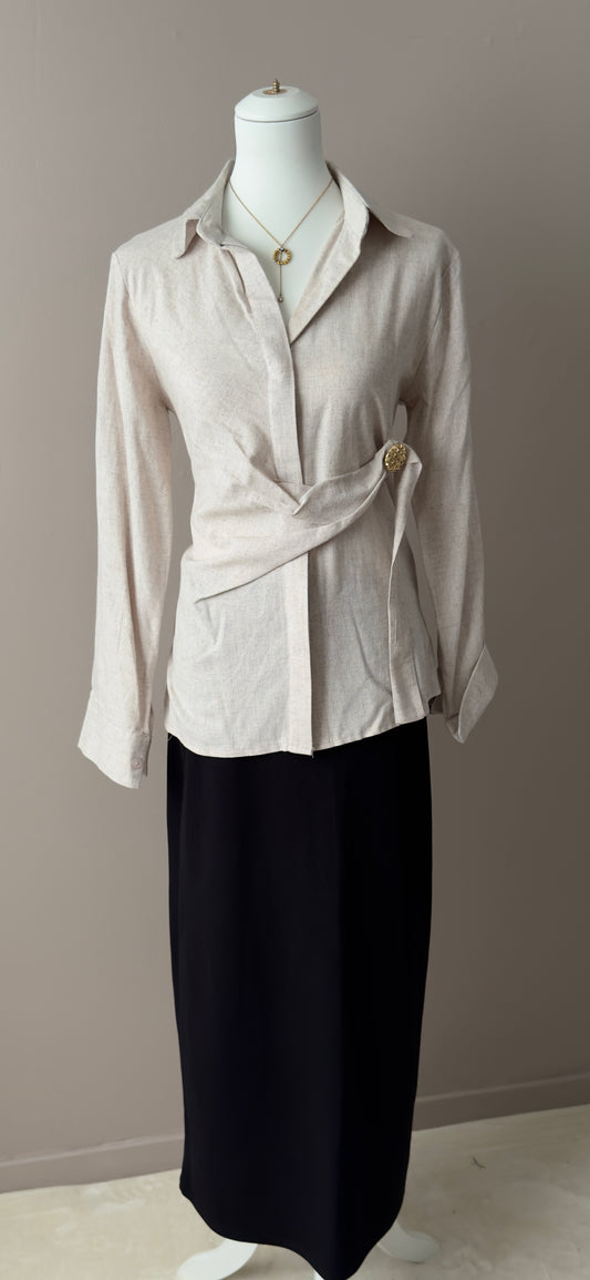 CHEMISE ELEGANTE BEIGE AVEC BROCHE
