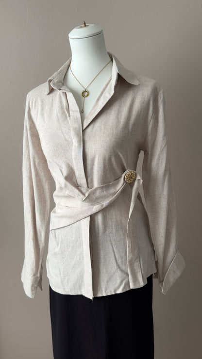 CHEMISE ELEGANTE BEIGE AVEC BROCHE