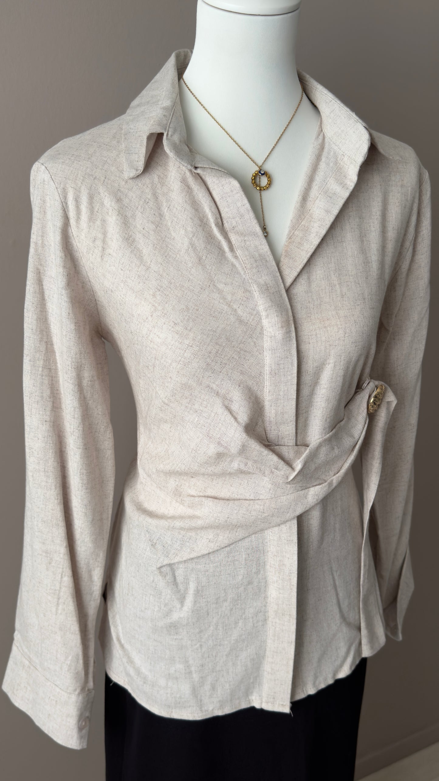 CHEMISE ELEGANTE BEIGE AVEC BROCHE