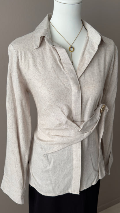 CHEMISE ELEGANTE BEIGE AVEC BROCHE