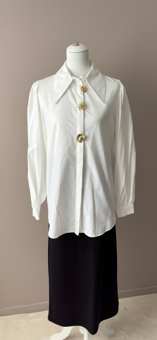 CHEMISE LONGUE BLANCHE AVEC DES BROCHES