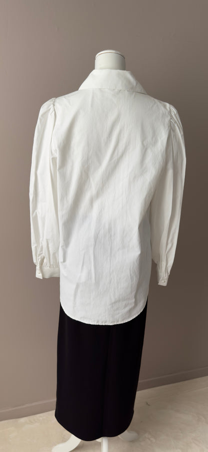 CHEMISE LONGUE BLANCHE AVEC DES BROCHES