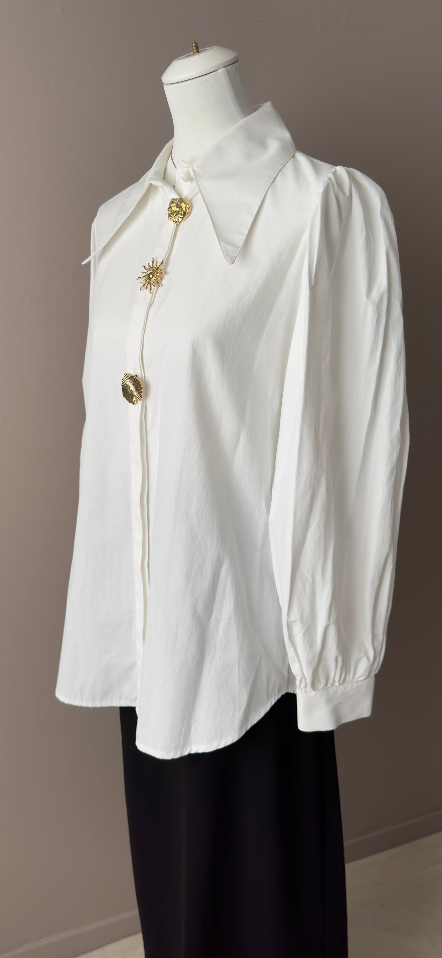 CHEMISE LONGUE BLANCHE AVEC DES BROCHES