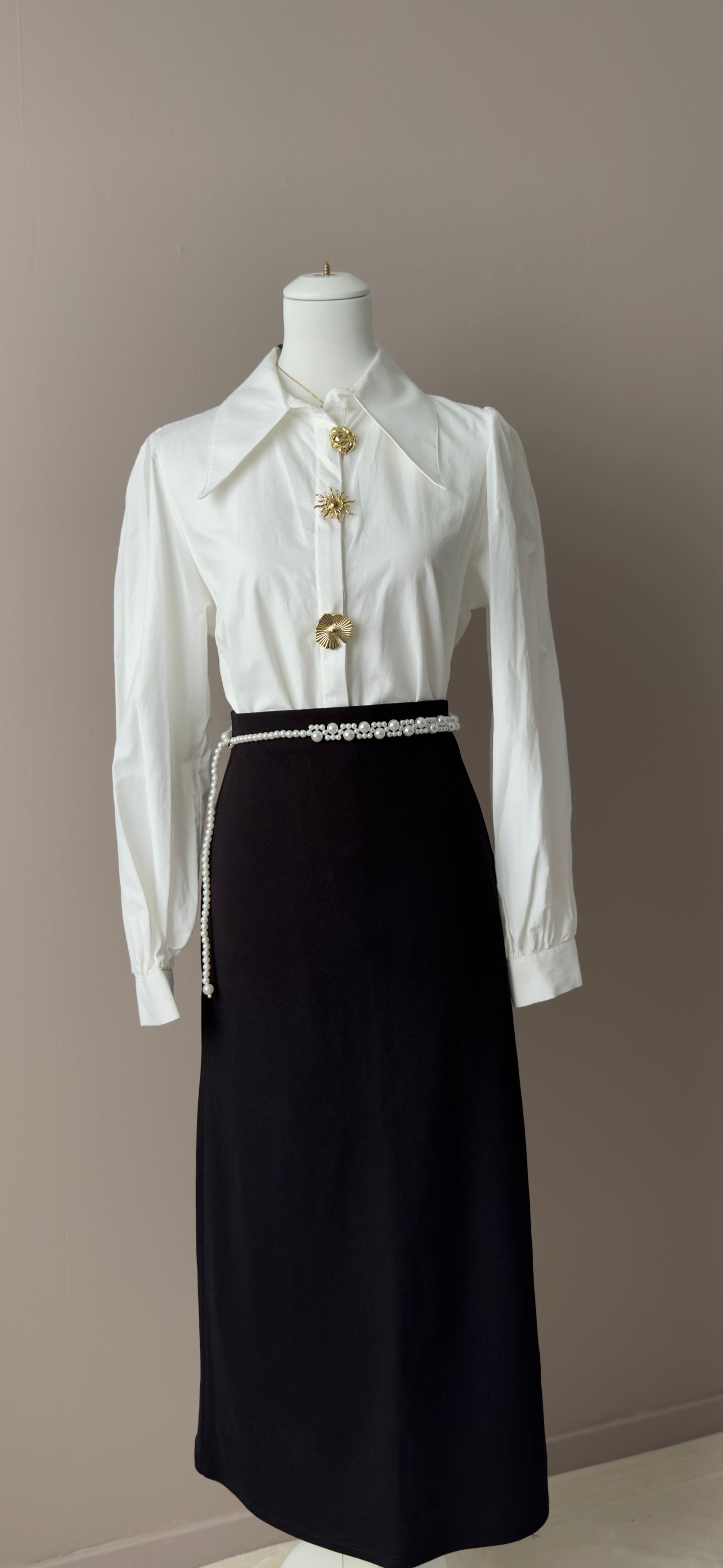 CHEMISE LONGUE BLANCHE AVEC DES BROCHES