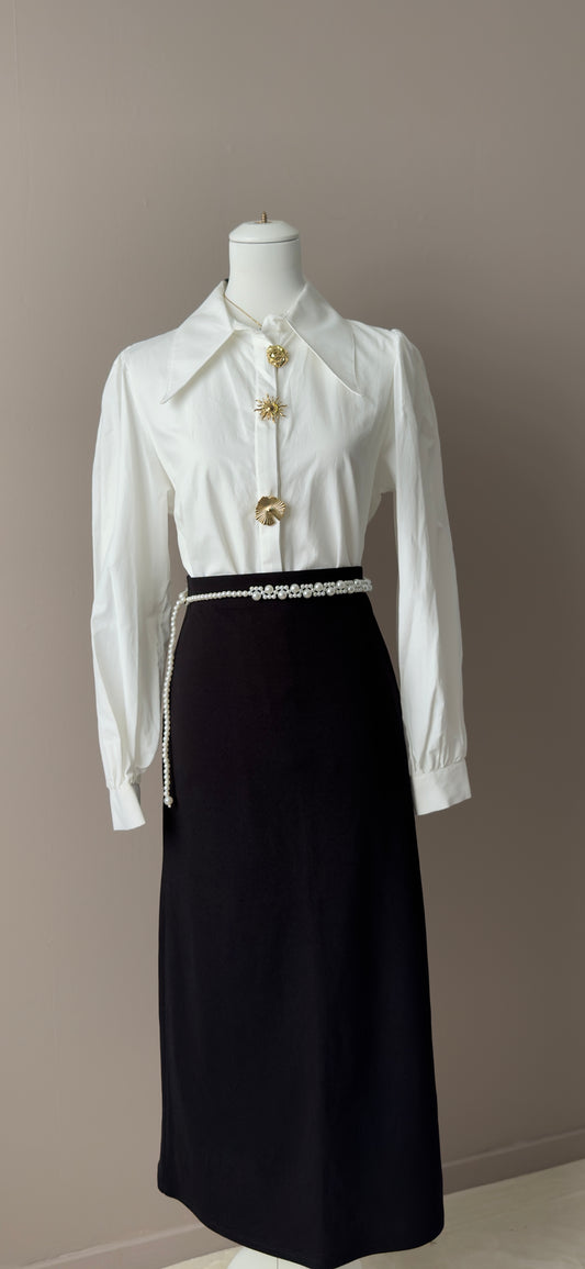 CHEMISE LONGUE BLANCHE AVEC DES BROCHES