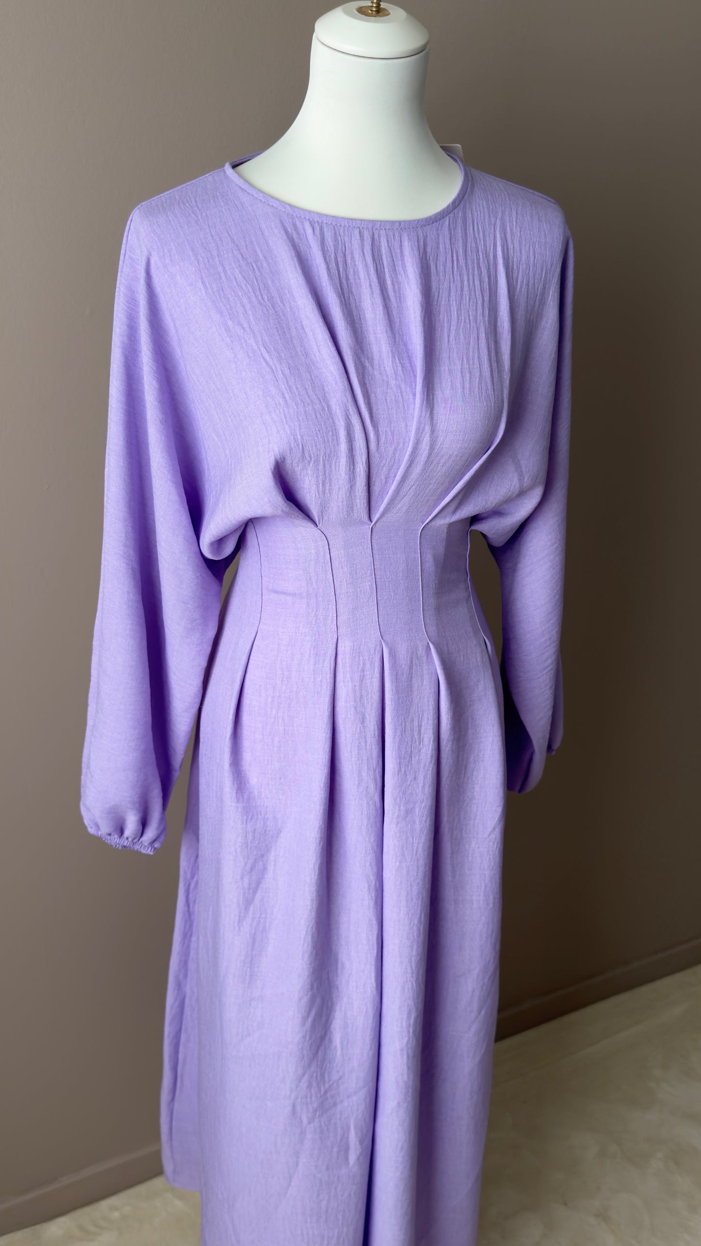 ROBE LONGUE ELEGANTE COULEURE LAVANDE AVEC MANCHES LONGUES ET TAILLE CEINTREE