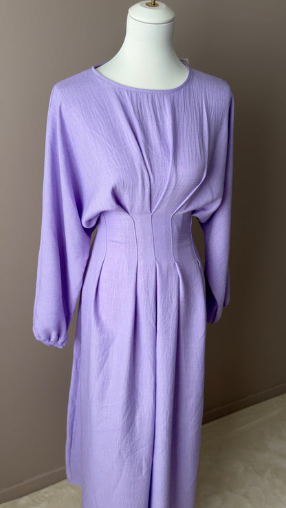 ROBE LONGUE ELEGANTE COULEURE LAVANDE AVEC MANCHES LONGUES ET TAILLE CEINTREE