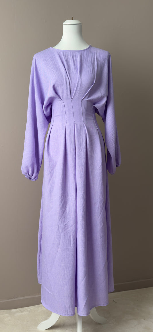 ROBE LONGUE ELEGANTE COULEURE LAVANDE AVEC MANCHES LONGUES ET TAILLE CEINTREE