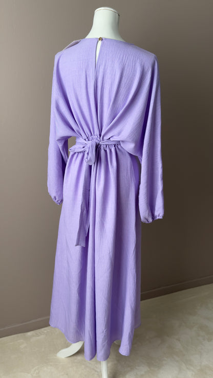 ROBE LONGUE ELEGANTE COULEURE LAVANDE AVEC MANCHES LONGUES ET TAILLE CEINTREE