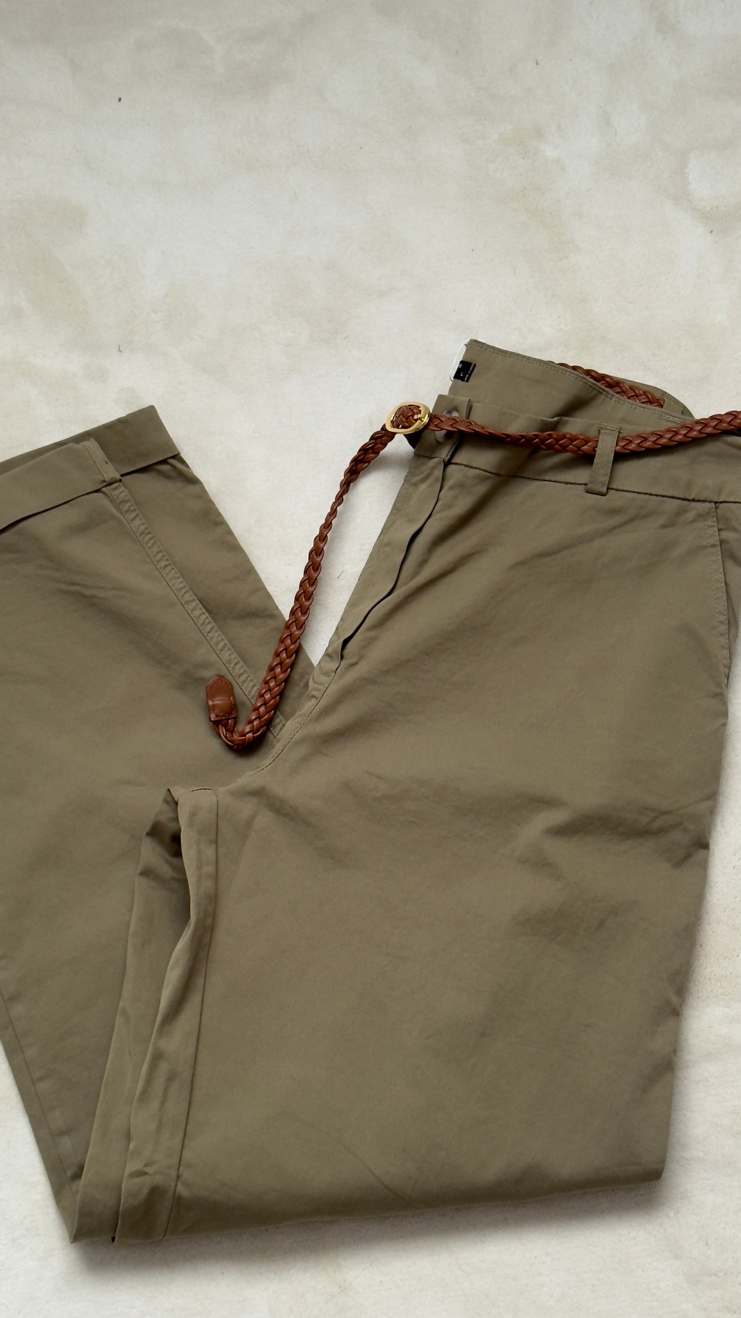 PANTALON COUPE CAROTTE KAKI AVEC CEINTURE