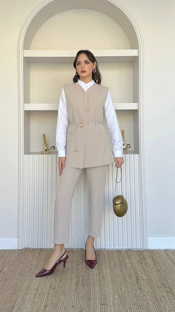 ENSEMBLE CHIC BEIGE AVEC VESTE LONGUE SANS MANCHES
