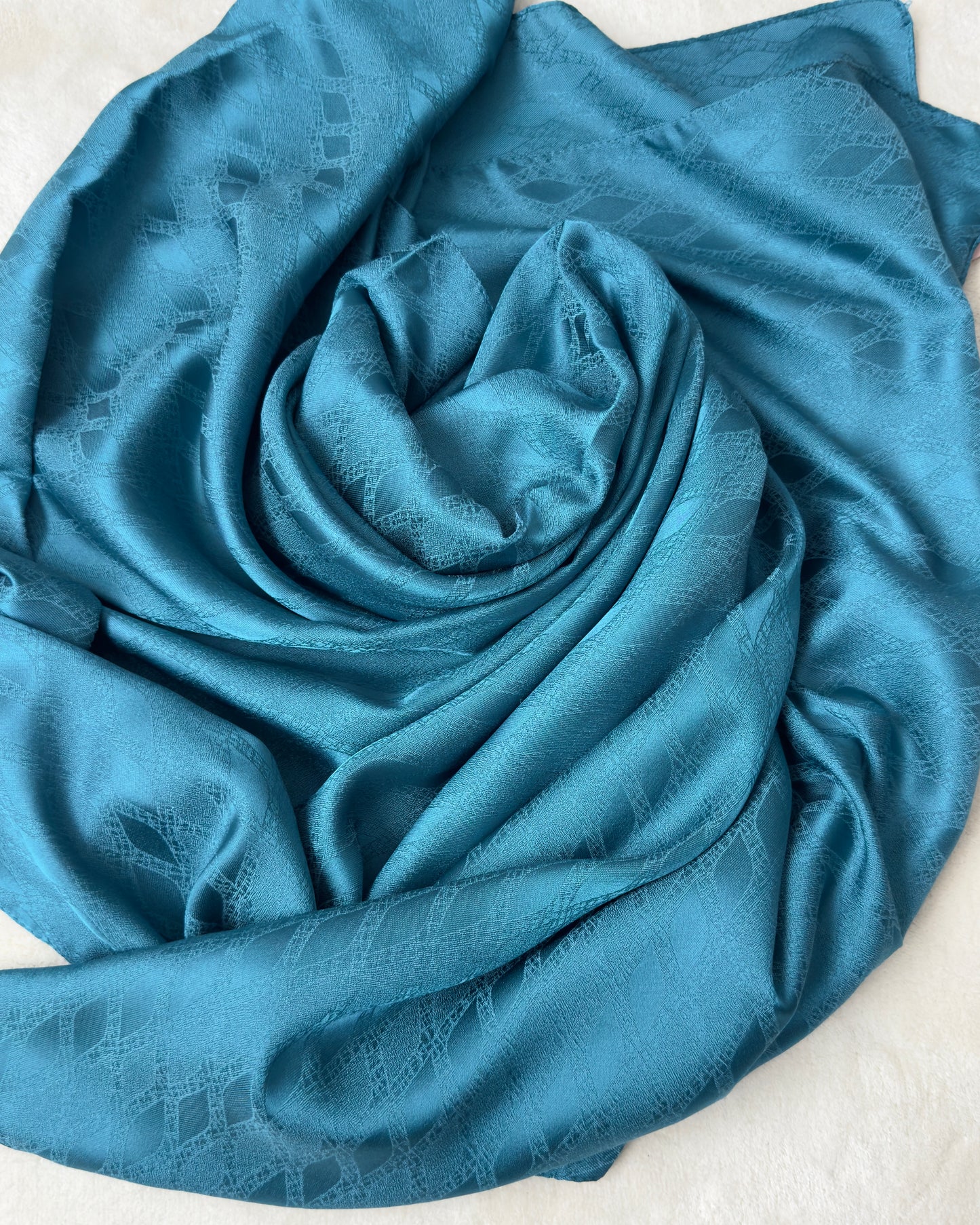 CHALE EN JACQUARD A MOTIF INTEGRE