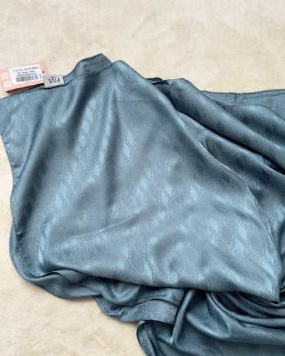 CHALE EN JACQUARD A MOTIF INTEGRE