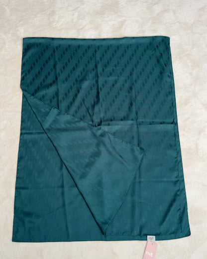 CHALE EN JACQUARD A MOTIF INTEGRE VERT EMERAUDE