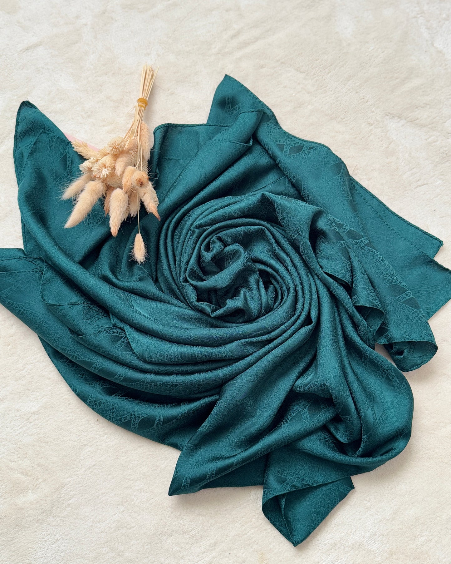 CHALE EN JACQUARD A MOTIF INTEGRE VERT EMERAUDE