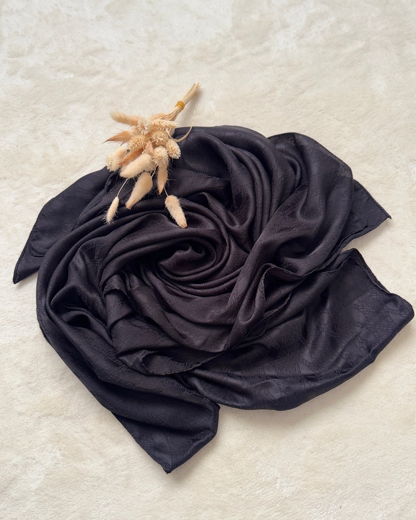 CHALE EN JACQUARD A MOTIF INTEGRE NOIR