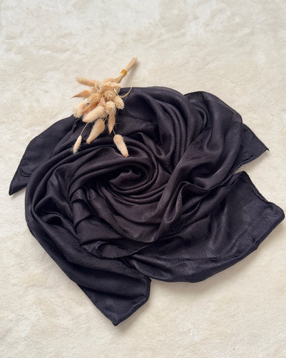 CHALE EN JACQUARD A MOTIF INTEGRE NOIR