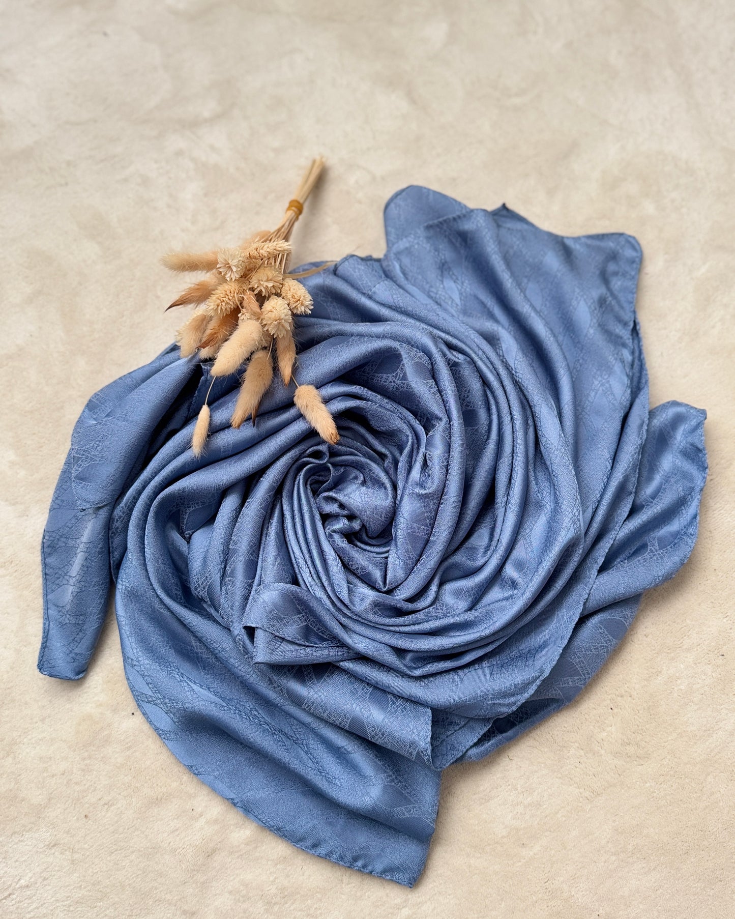 CHALE EN JACQUARD A MOTIF INTEGRE BLEU CIEL