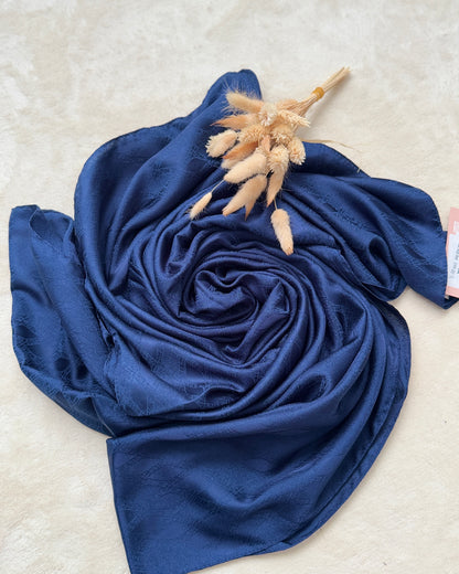 CHALE EN JACQUARD A MOTIF INTEGRE BLEU FONCEE