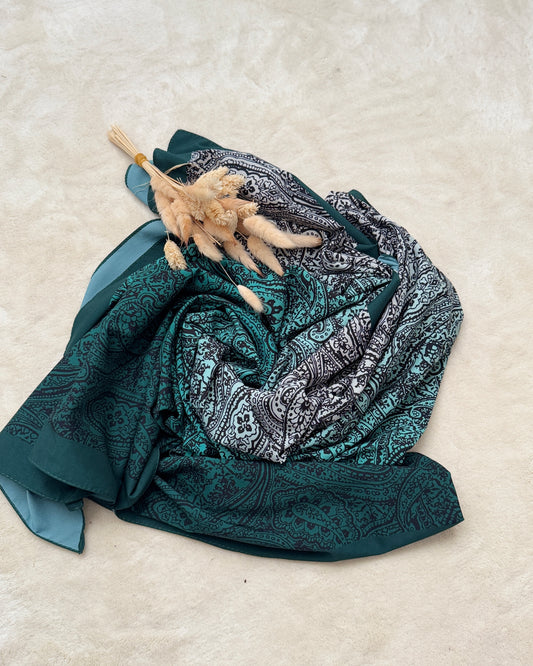 CHALE ELEGANT VERT ET NOIR-MOTIF PAISLEY MODERNE