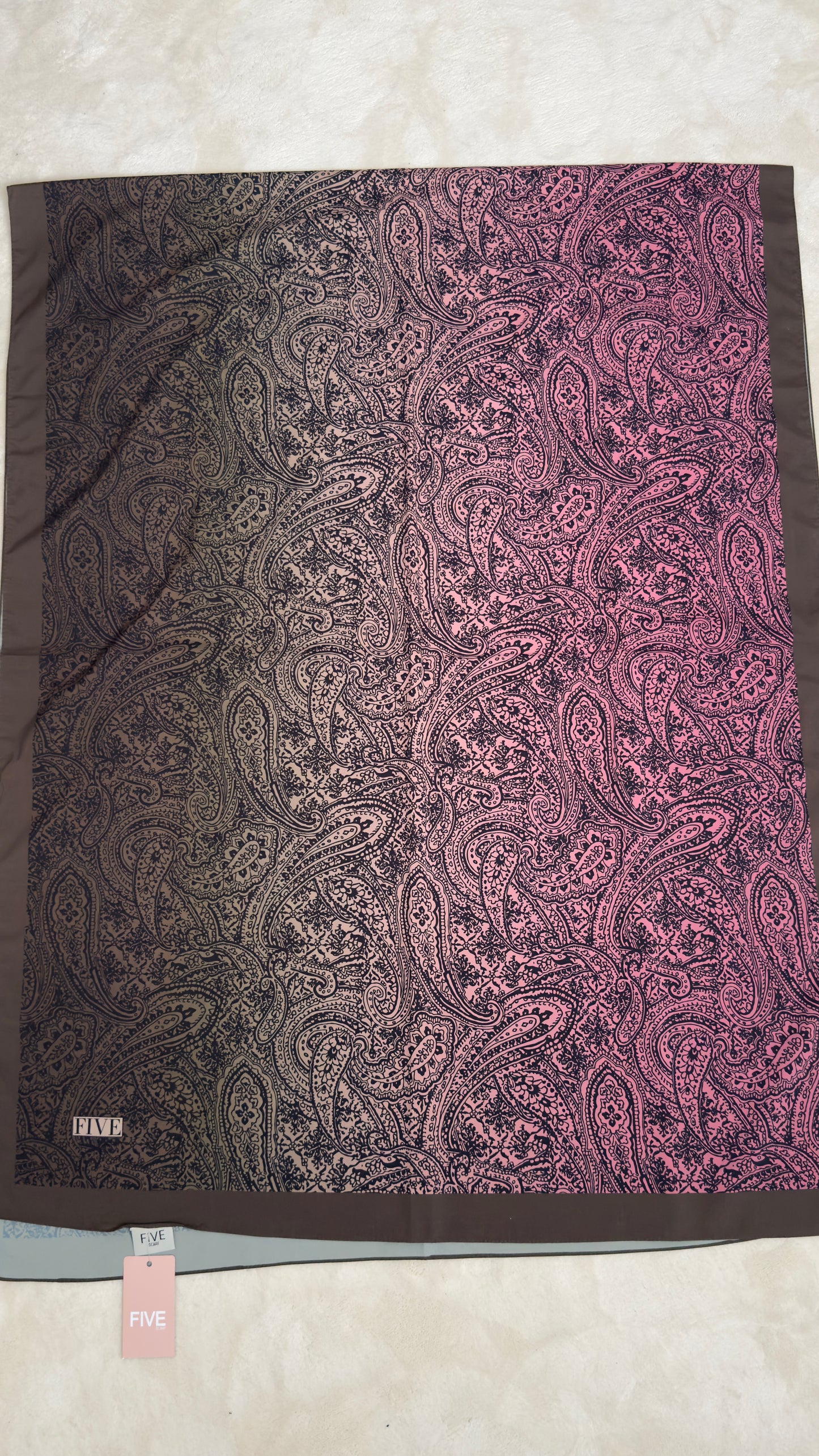 CHALE ELEGANTE MARRON ET FUCHSIA -MOTIF PAISLEY MODERNE