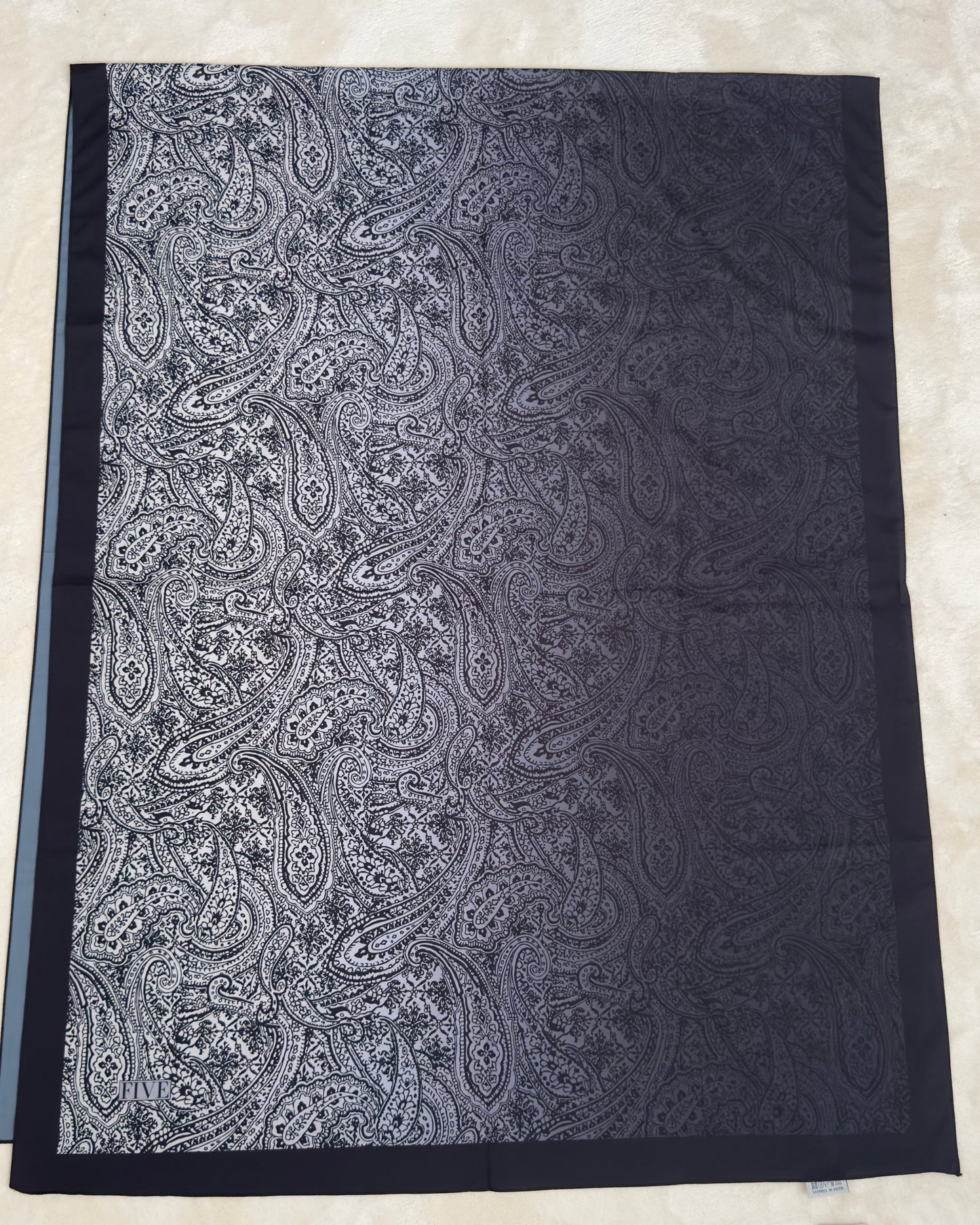 CHALE ELEGANT NOIR ET GRIS-MOTIF PAISLEY MODERNE