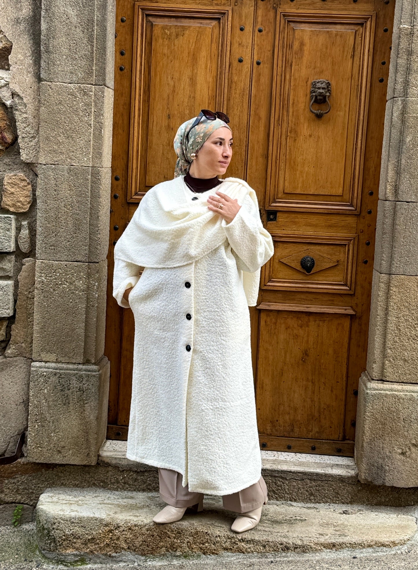 MANTEAU CREME RECOUVERT D'UNE ECHARPE-KREM RENGI MANTO