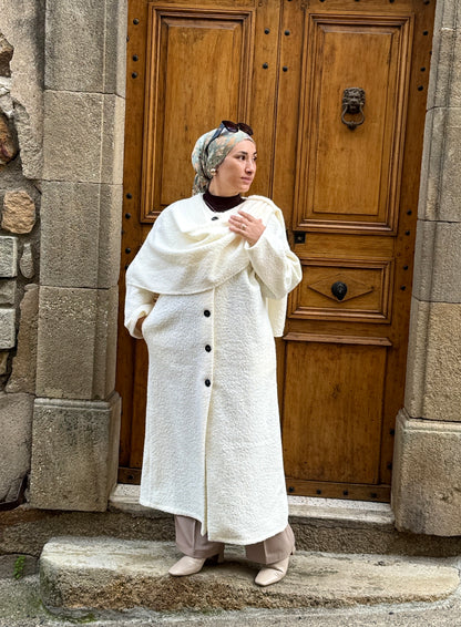 MANTEAU CREME RECOUVERT D'UNE ECHARPE-KREM RENGI MANTO