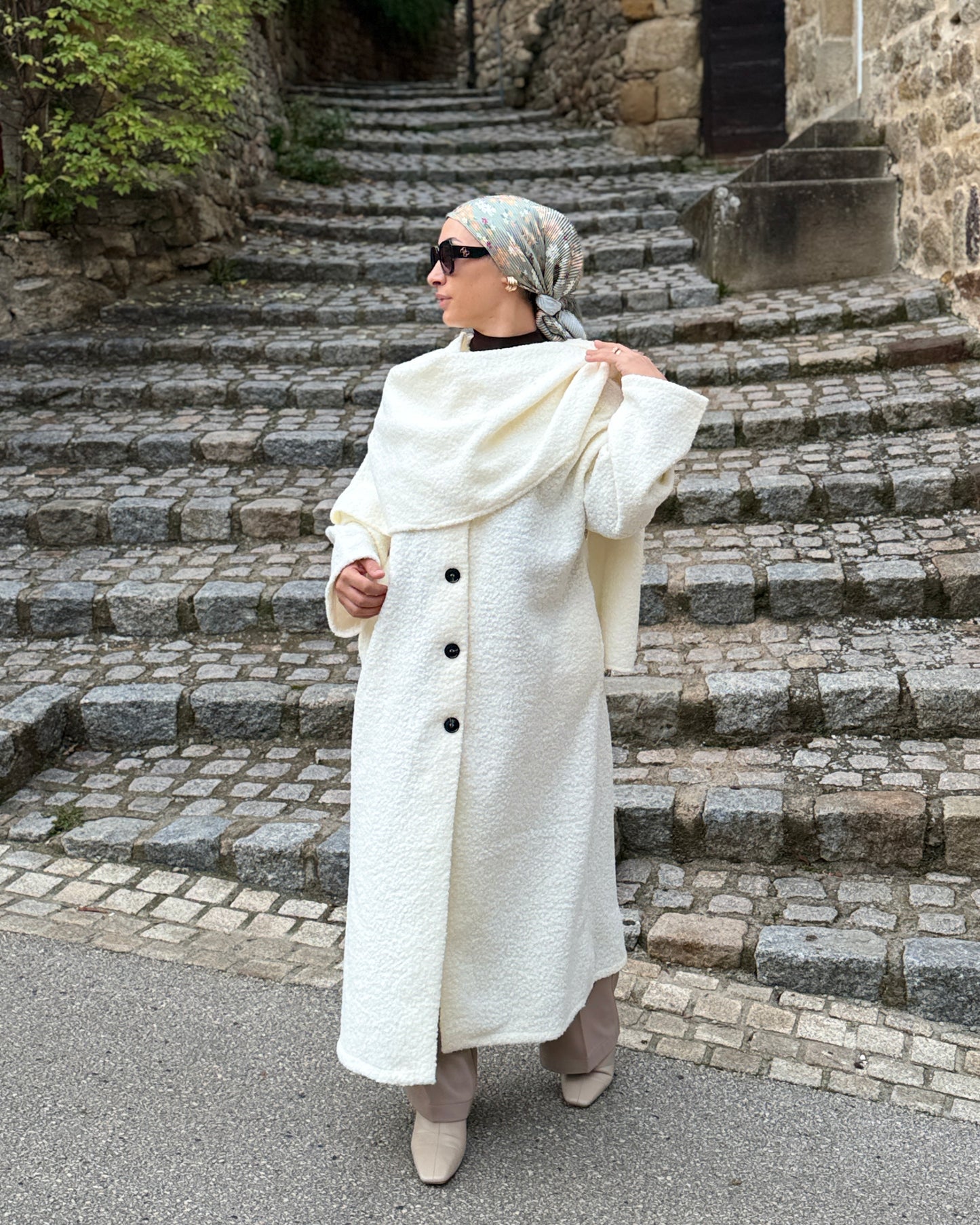 MANTEAU CREME RECOUVERT D'UNE ECHARPE-KREM RENGI MANTO