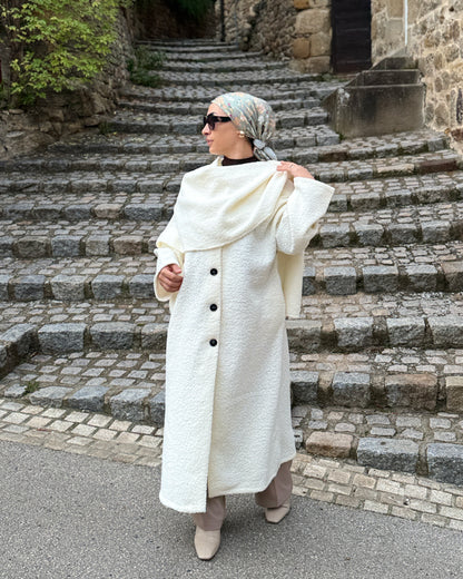 MANTEAU CREME RECOUVERT D'UNE ECHARPE-KREM RENGI MANTO