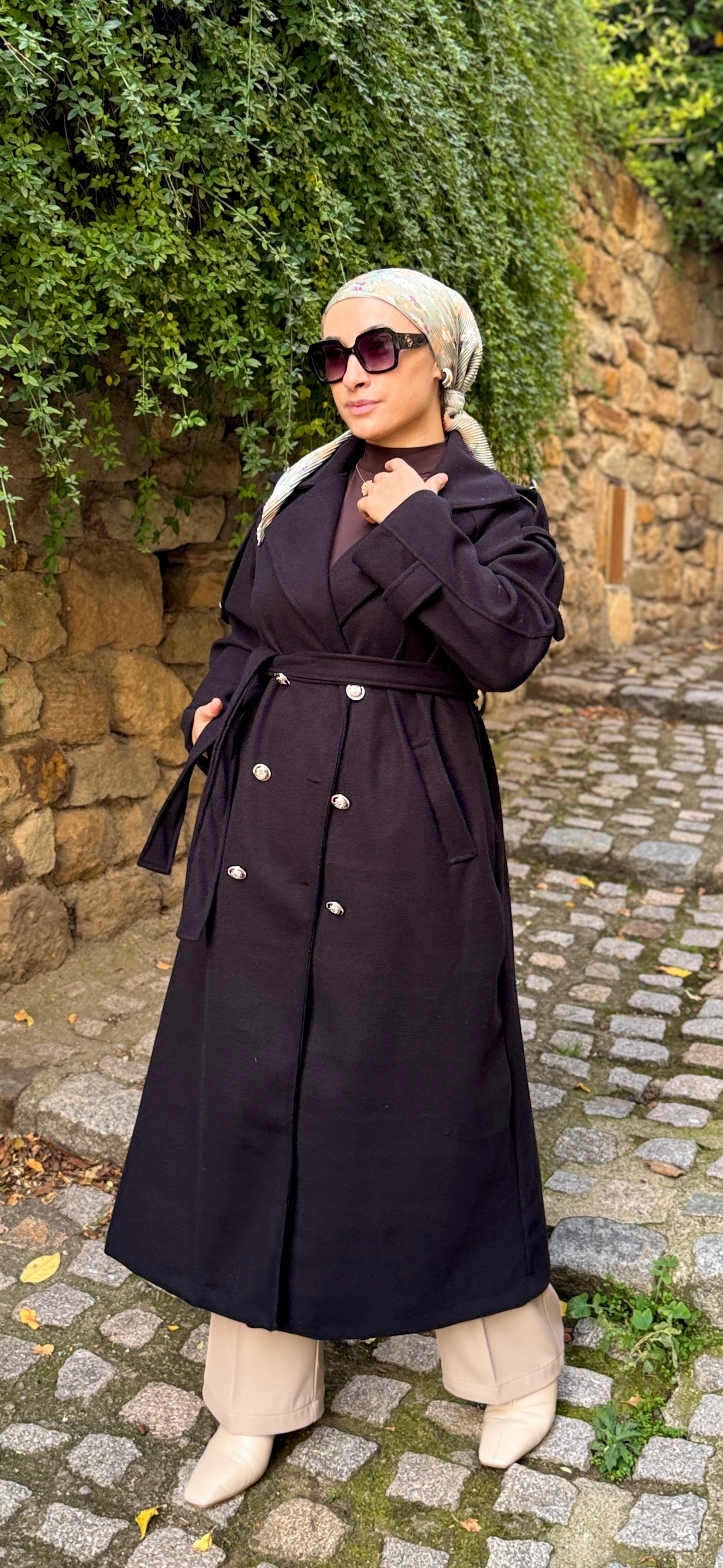 MANEAU NOIR LONG AVEC DES BOUTONS DORES-GOLD DUGMELI SIYAH UZUN KABAN