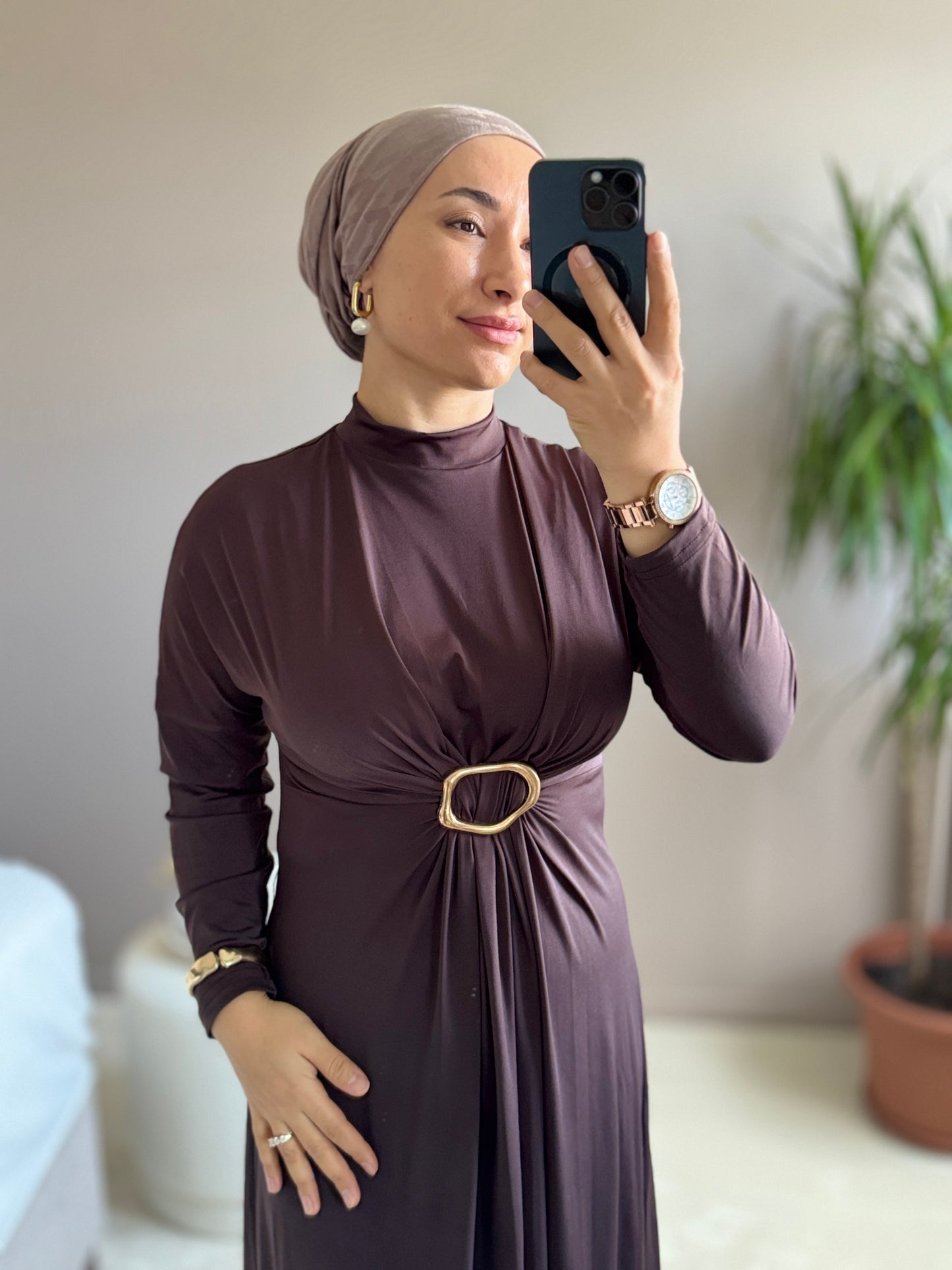 ROBE LONGUE  MARRON JERSEY AVEC BROCHE-UZUN SANDY KUMAS BROSLU ELBISE