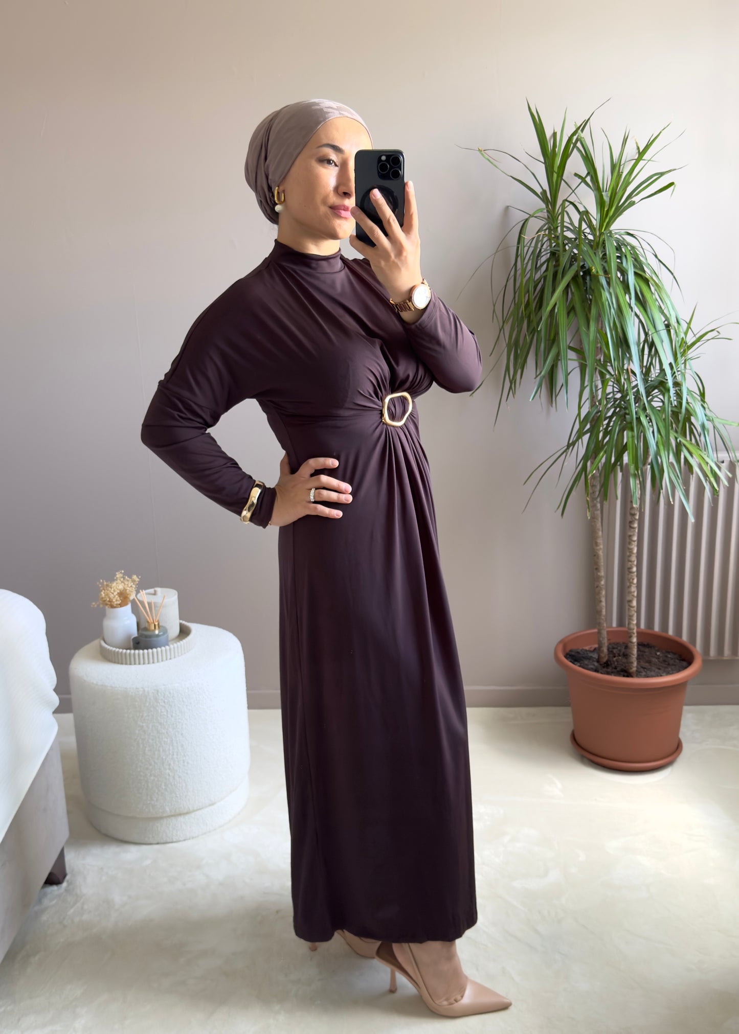 ROBE LONGUE  MARRON JERSEY AVEC BROCHE-UZUN SANDY KUMAS BROSLU ELBISE